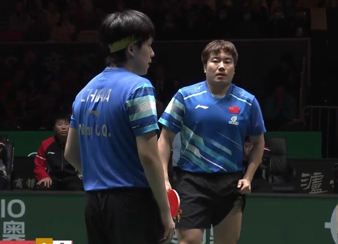 奇怪了，王楚钦刚打完单打，怎么又打双打？在第三盘男单中，王楚钦和弗朗西斯科