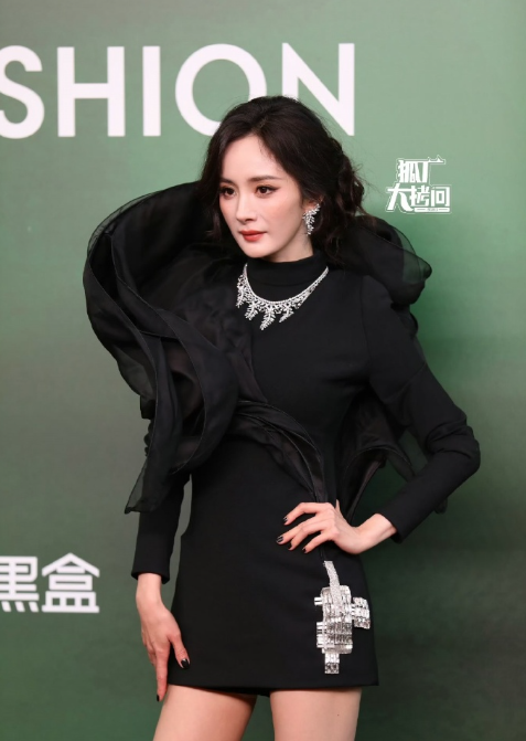 其实杨幂这个还好，之前蛮有气场的，卢昱晓的风格真的很混乱，她剧里比剧外好看多了