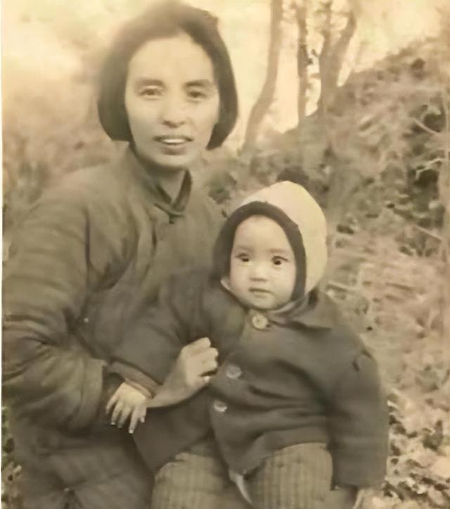 1950年的一天，福建军区司令叶飞下了班，夫人已经做好了晚饭。谁料叶司令一坐下，