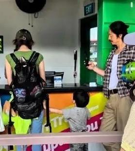 7月4日新加坡乌节路的午后，51岁的林志玲牵着儿子在甜品店选蛋糕的画面被路人拍下