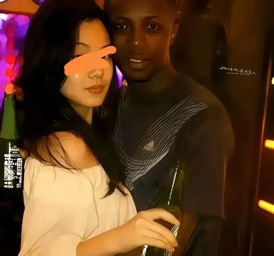 为什么老外追女人这么容易，黑人老外脸皮厚，在大街上碰到美女上去就要微信，再来一串