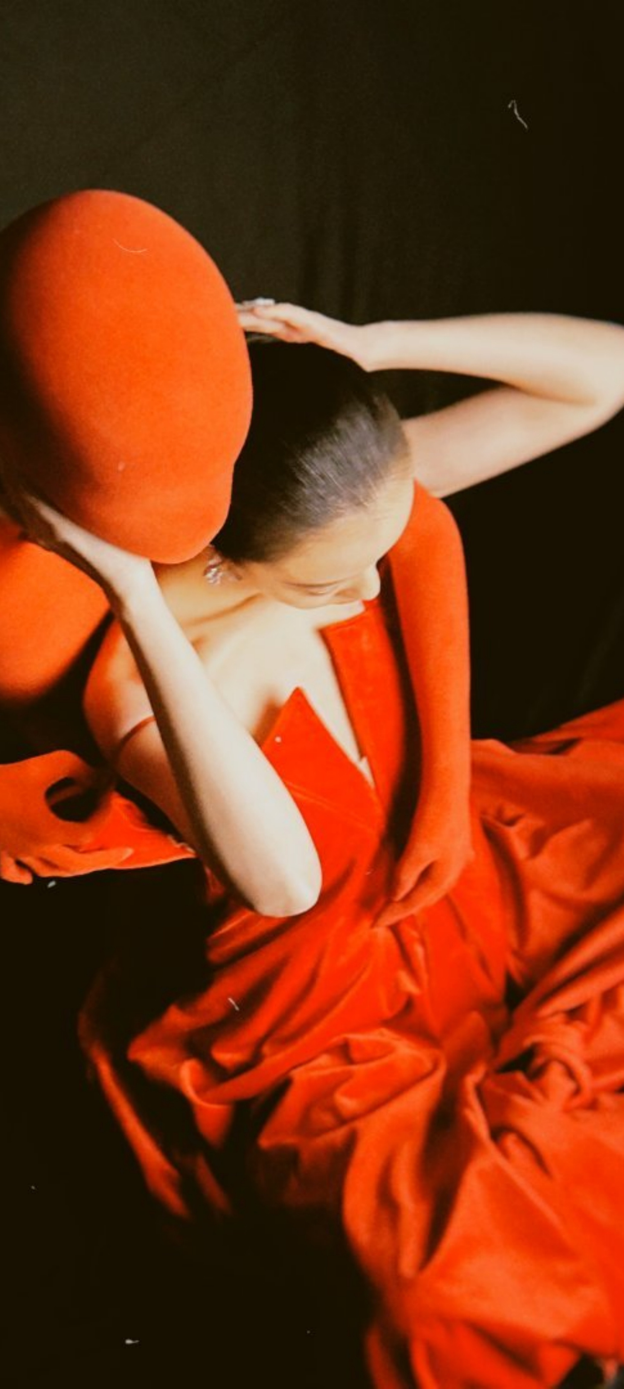 倪妮背布洛芬走红毯，红裙如火明艳热烈。倪妮