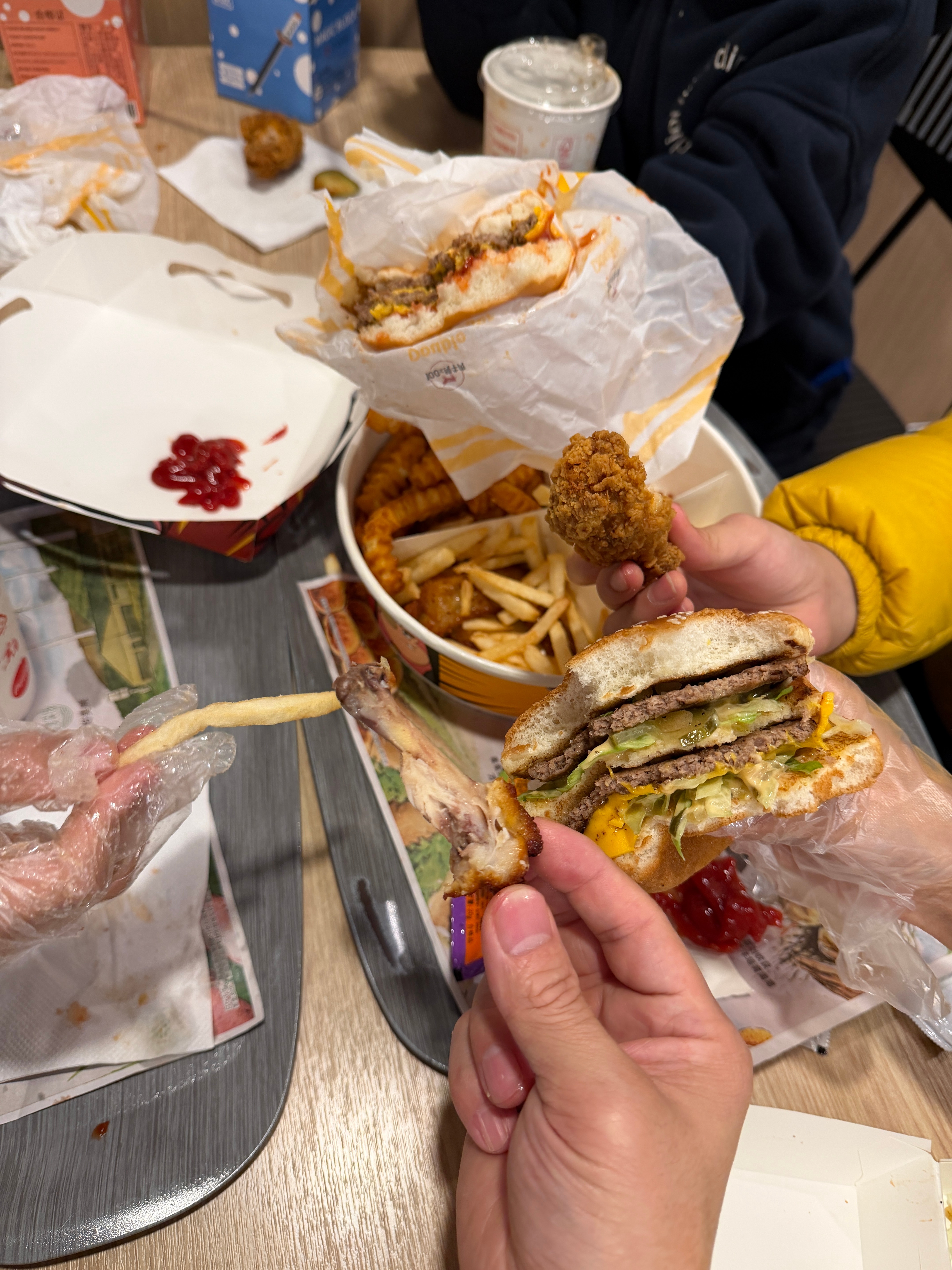 很多年没有吃麦当劳了，今天小阿正过生日、他选的、麦当劳出餐速度真是神速、我感觉下