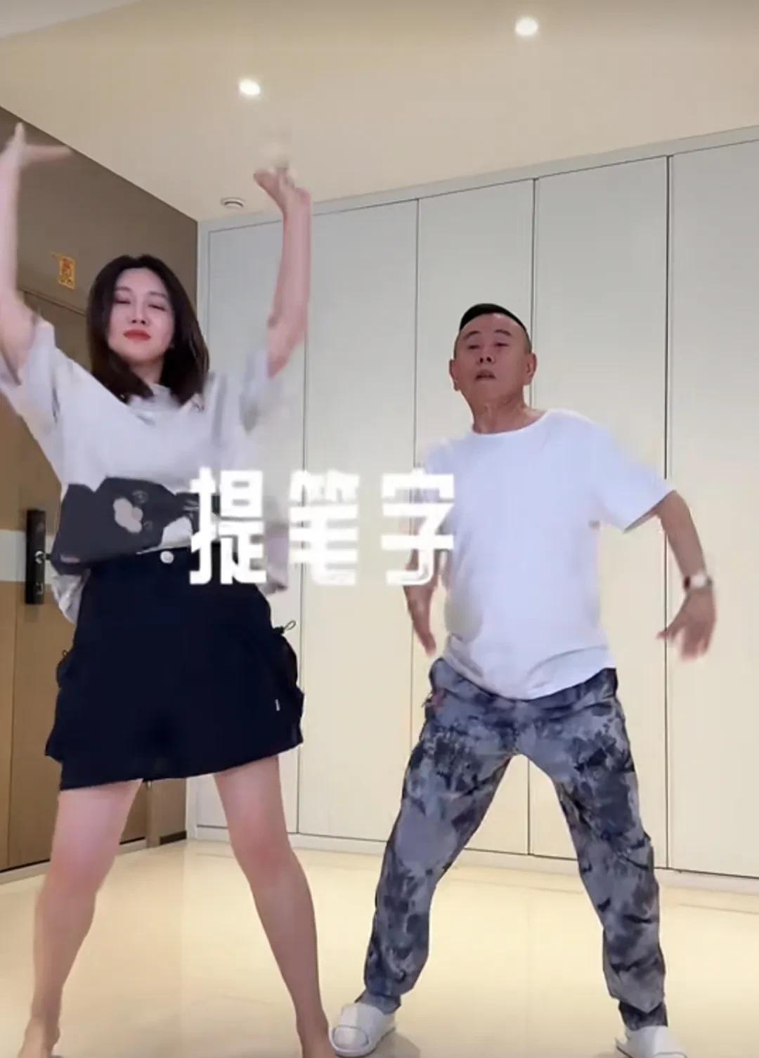 潘长江父亲节发布视频，父女二人合体跳了一段舞蹈，这也太魔性了，现在的潘长江不演小