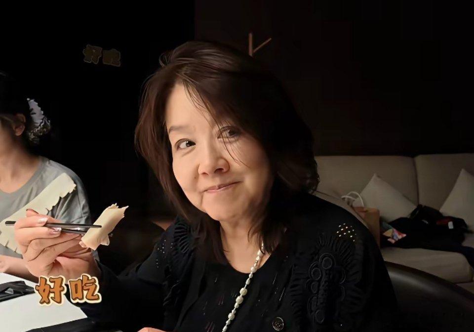 鹿晗和陈赫一家人在杭州聚餐，张子萱的娘家妈妈也在，一大桌子人特别热闹。鹿晗新剪的
