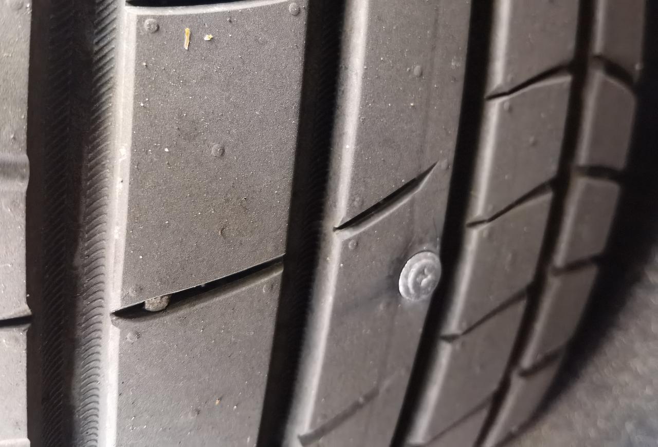 车轮胎扎了一颗钉子目前没有漏气如何处置呢