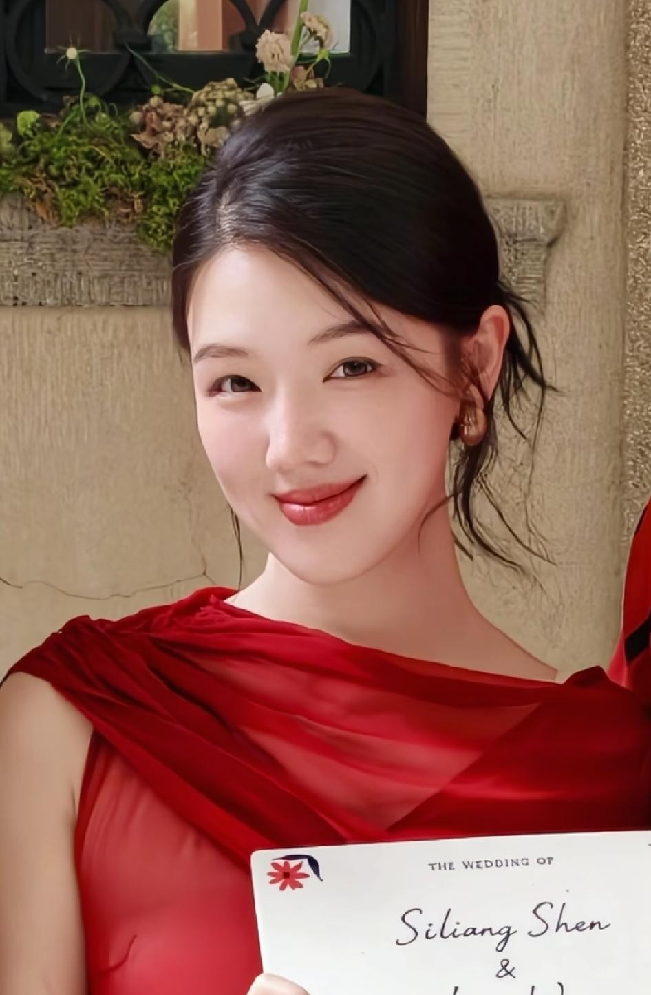 上海主持圈那场婚礼，真正到场的只有曹可凡、林海和金炜三个人。师姐王冠没来，搭档赵琦鑫没来，连一起入职