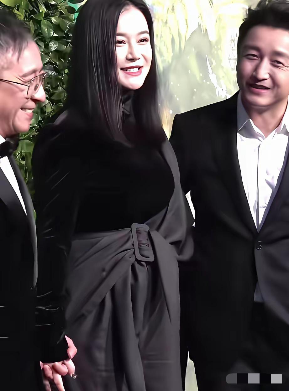 十指紧扣这动作，确实不是一般关系能有的。就像之前看到冉莹颖和大boss十指相扣的