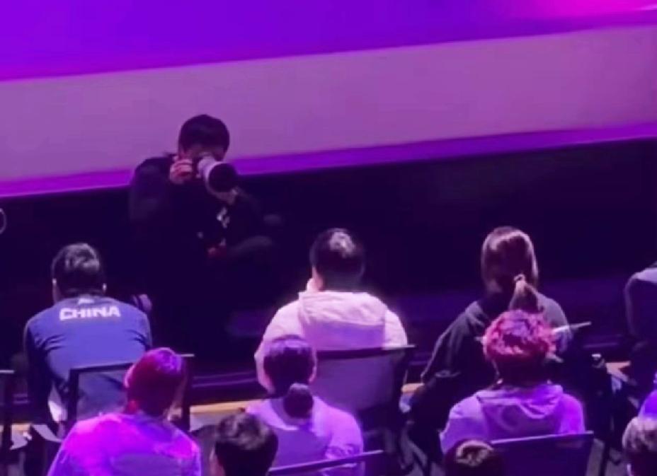 笑不活了，莎莎是一动不敢动，还让不让人唠嗑了。重庆冠军赛女单决赛，莎莎