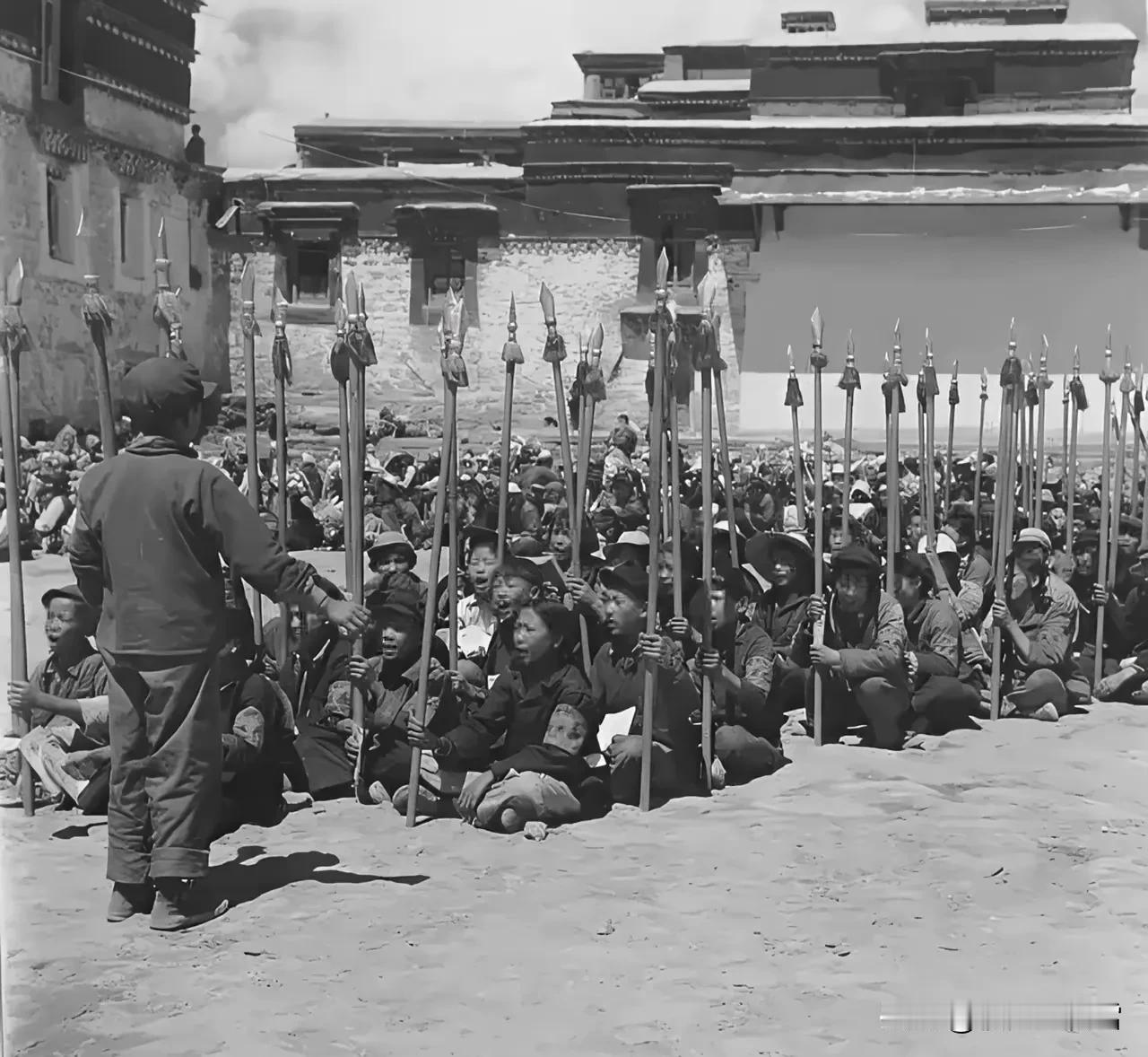 平叛记（78）​运输站炊事班班长王正明平时爱穿白毛衣，围白围巾。有的同事就