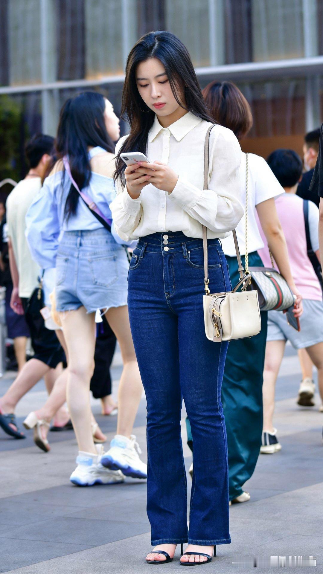 白色衬衫+牛仔裤，这经典搭配真是都市女性衣橱必备！就像那件V领系带、袖口带荷叶边