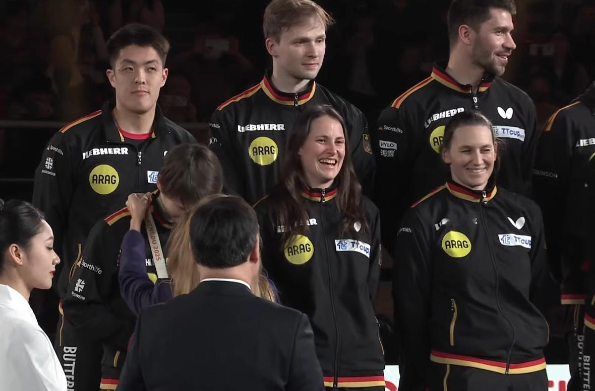 颁奖仪式看的出，德国的氛围真好，怪不得东哥在德甲进步那么快！他们虽然只拿