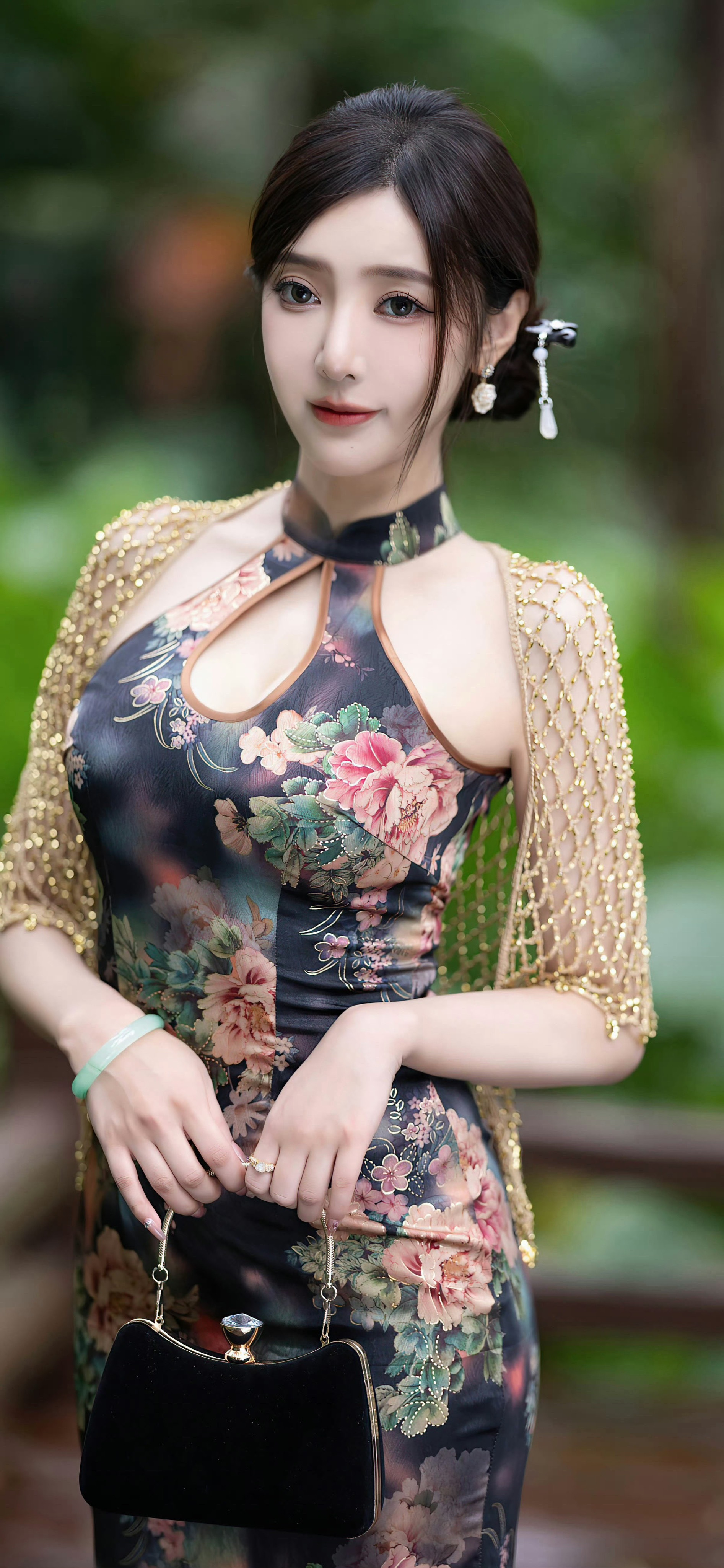 什么样的女命八字会“克夫”？1. 婚姻宫坐伤官：日支为甲午、乙巳、庚子、辛亥等