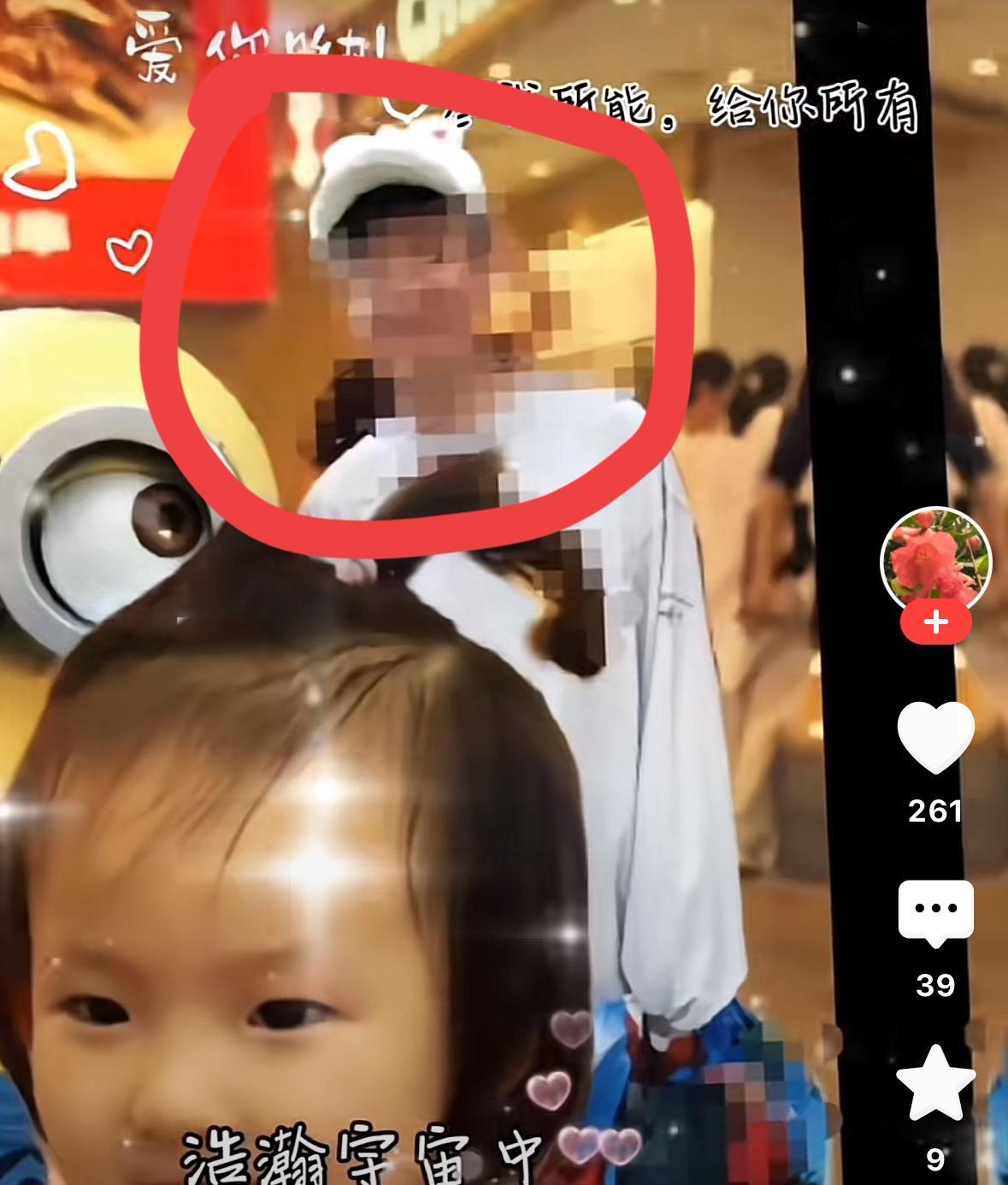 大家看，闪闪后面那个人是不是王撕葱！难道真的都是演戏么？之前就有人说过，曾经