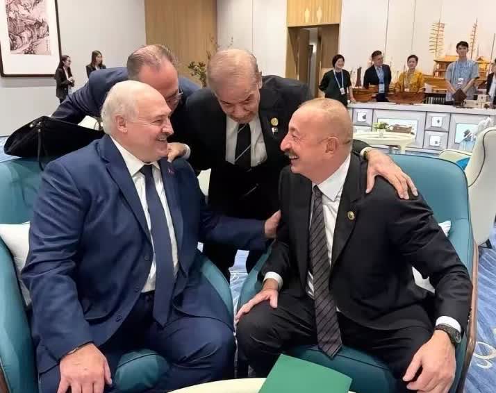 相逢一笑泯恩仇！白罗斯和阿塞拜疆总统很高兴，坐在一起相谈甚欢，就终于感受