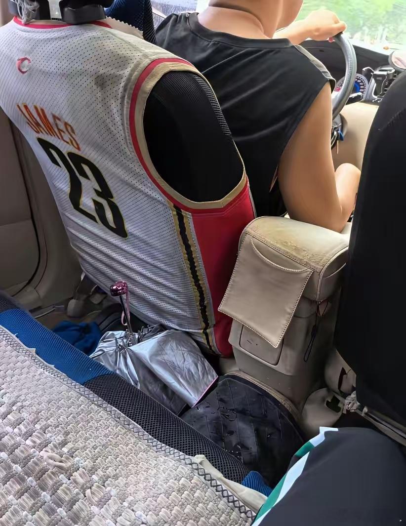 打个网约车，这车里都快包浆了，司机穿得倒是挺整洁，就不能花点钱洗洗车？这么跑网约