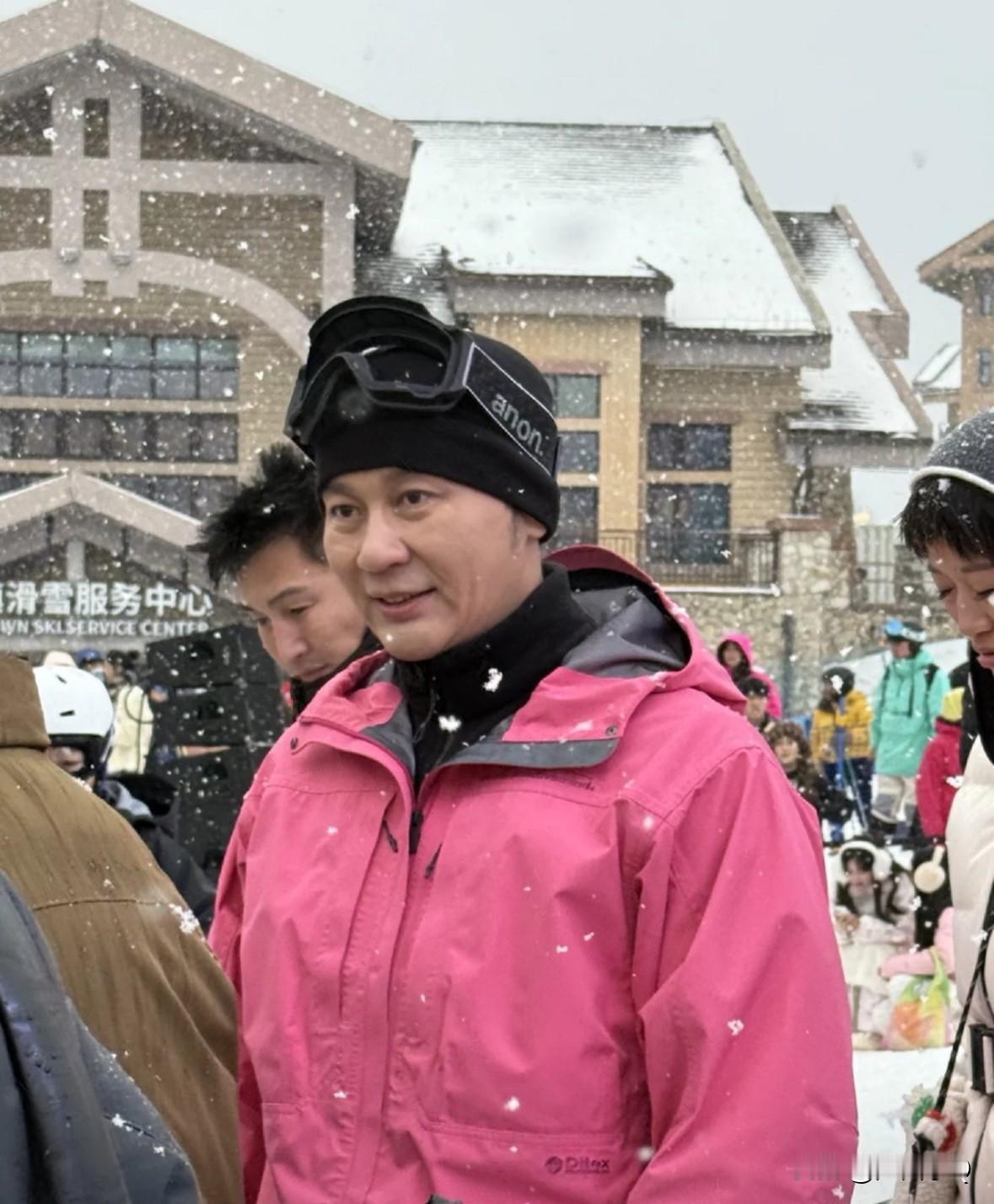 太扎心了，46岁的李晨身穿粉色冲锋衣出现在滑雪场，网友扎心评论李晨的脸有老人味了