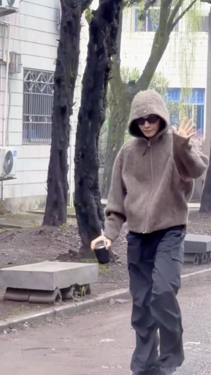 嘻哈帽也是安排上了丁禹兮到底准备了多少帽子丁禹兮每天一个帽子一杯咖啡