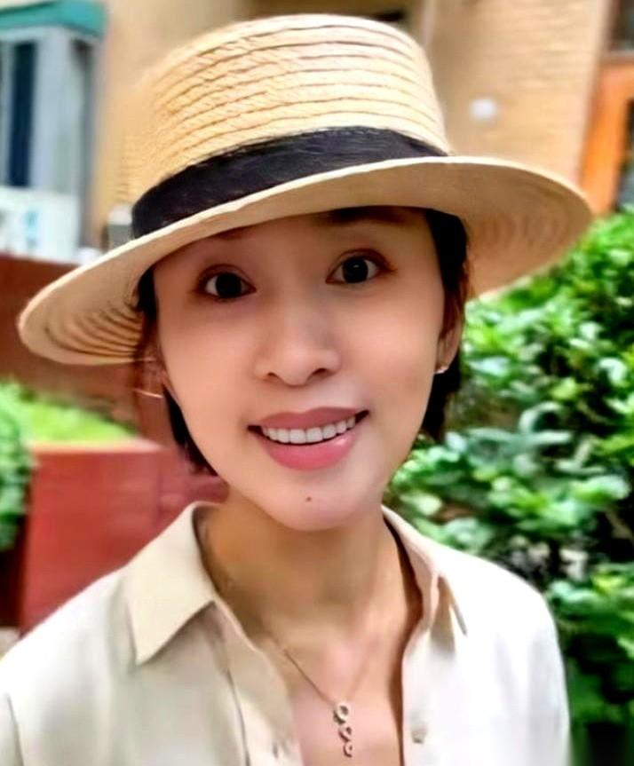 48岁的欧阳夏丹，从新闻联播的镜头里，消失了。再出现时，她素着一张脸，坐在山西