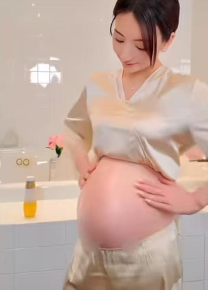 方媛怎么越来越高调了？方媛怀了三胎后，明显高调了很多，还第一次晒出孕肚照片。