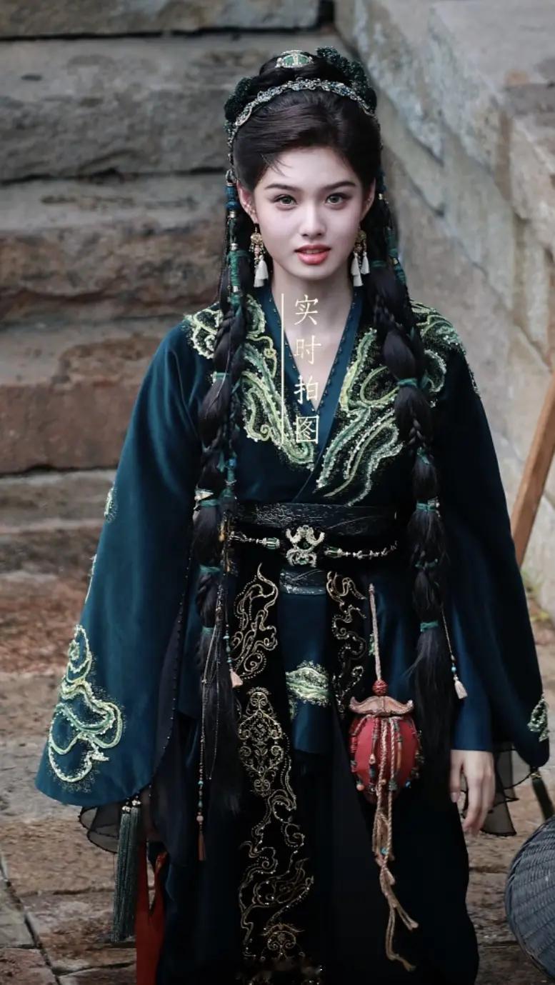 百妖谱艾米丝绒戏服路透，有种大事不妙的感觉。造型很好看，演员自己hold不住。华