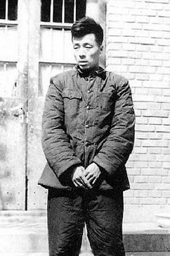 1960年，王倬落网之后，一张罕见的留影，地点在北京公安羁押场所，这起案件被称作