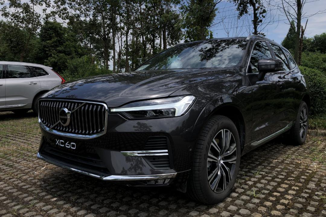 沃尔沃XC60沃尔沃XC60是一台兼顾格调与安全感的中型豪华SUV，外观简约大气，北欧设计风格耐看，