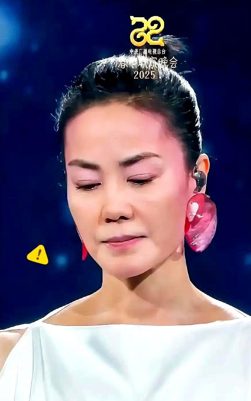 春晚王菲唱ZAZASU，死活不改歌词，这事儿你琢磨过没？别人巴不得逢迎春晚改动