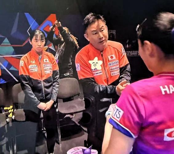 日本女乒教练中泽锐，在给选手张本美和叫暂停临场指导时，脱口而出的既不是纯正日语，