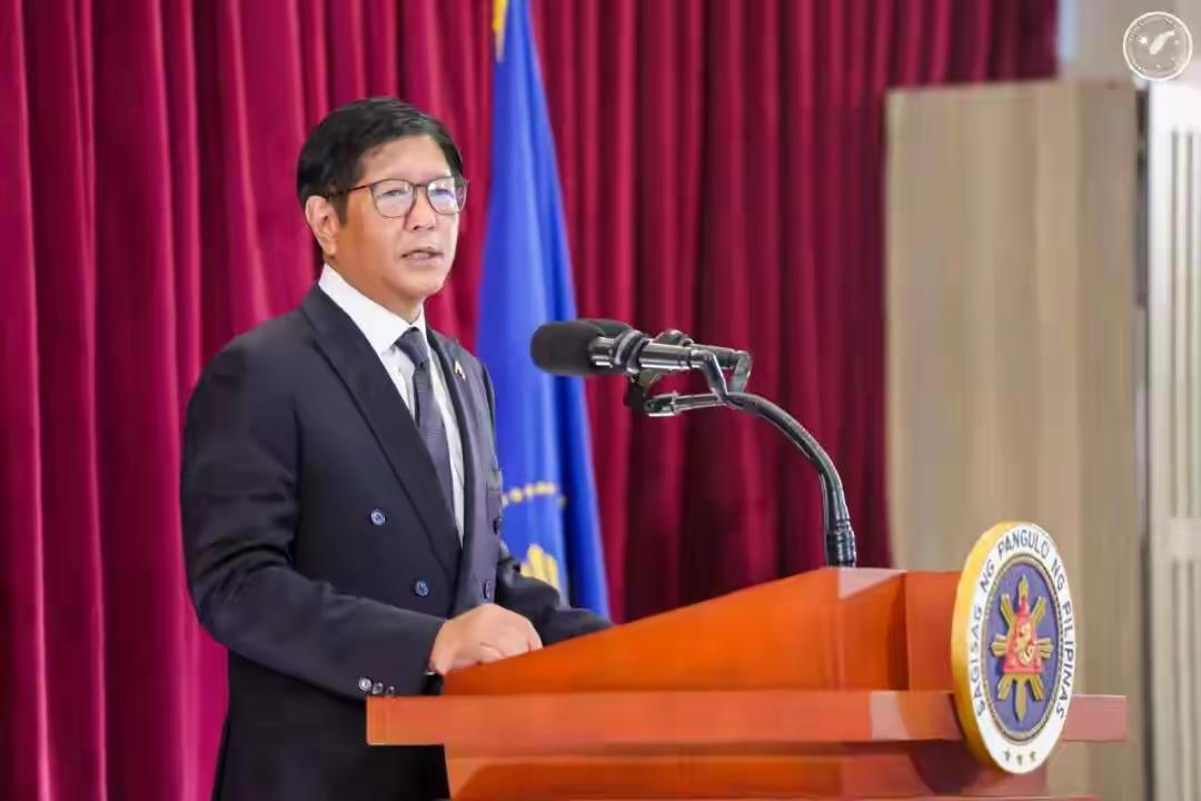 菲律宾总统马科斯前往马来西亚、出席东盟峰会前说,菲律宾“将继续在国际场合倡导开放