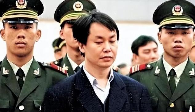 2009年，警界少帅的公安部原部长助理郑少东落马，他生活极度奢靡，一支雪茄五50