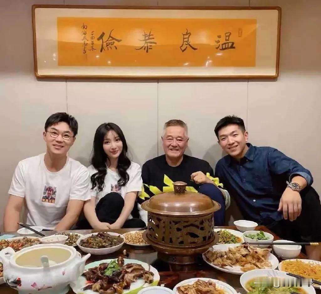 柳岩，大鹏和赵本山老师聚餐，真是接地气，这是炕桌吧，感觉坐着很舒适。大鹏真是柳