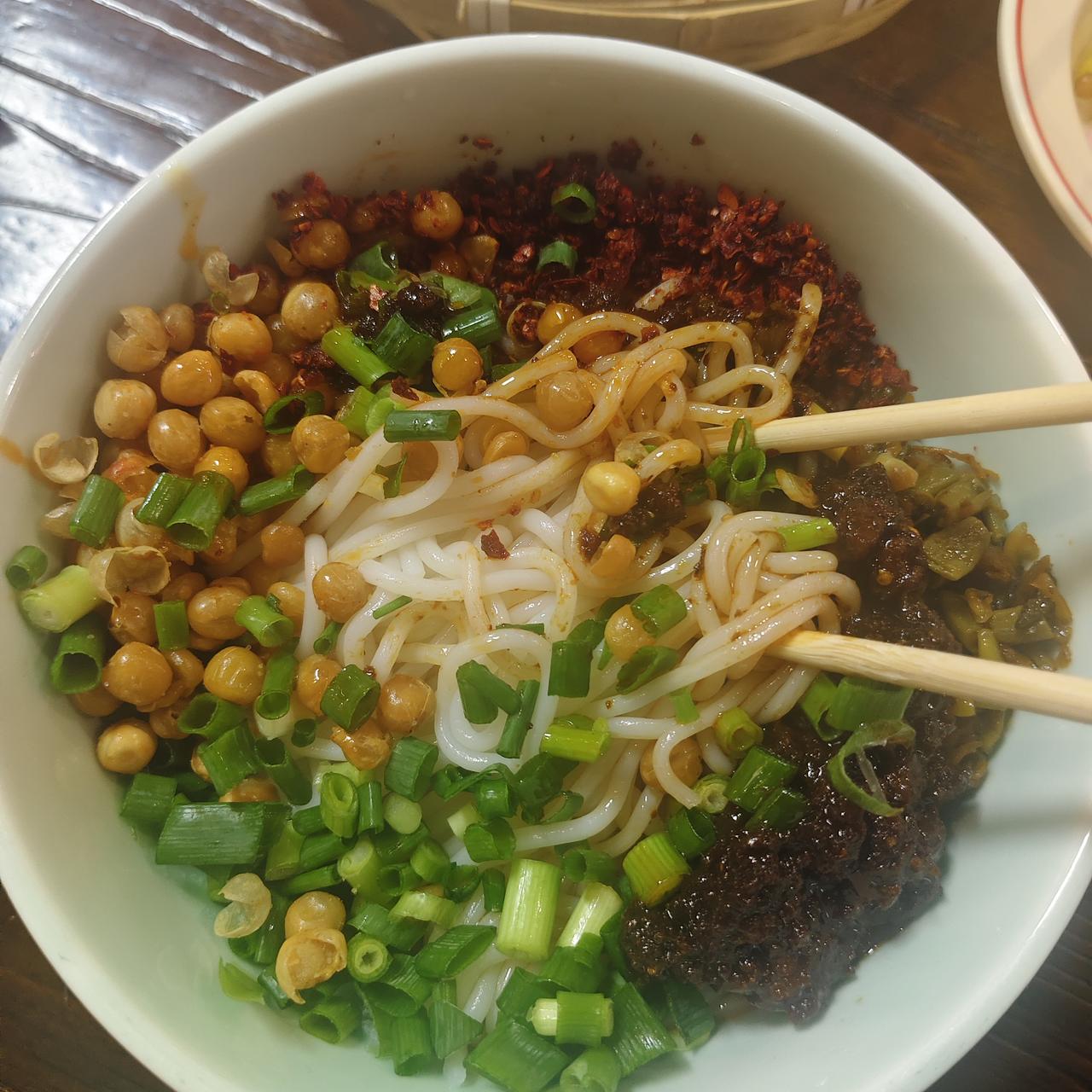 你们喜欢吃这肉酱拌米线吗？我可太喜欢了。就跟炸酱面似的，弄点儿汤汁，炒出点儿酱就