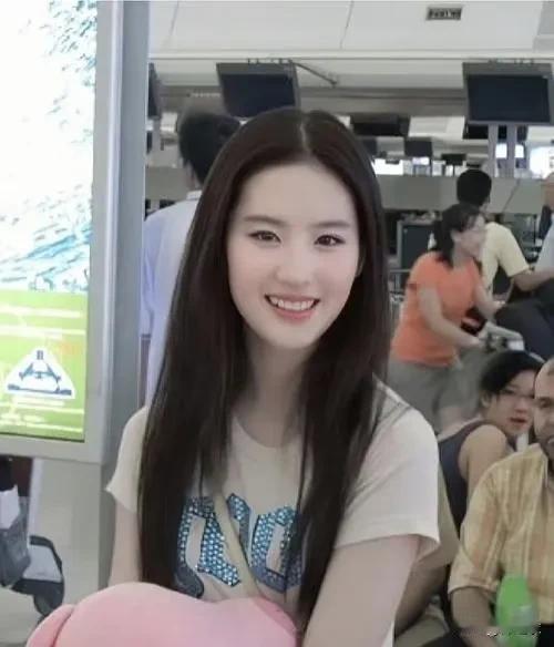 我也见到过几个长相很惊艳的大美女，但是，自从几年前在线下见过一次刘亦菲我就被她迷