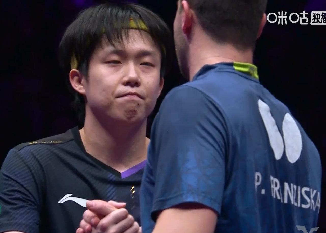笑死我了！周冠达说：王楚钦今天打的太顺了！侯英超说：对呀！18分钟，第二局