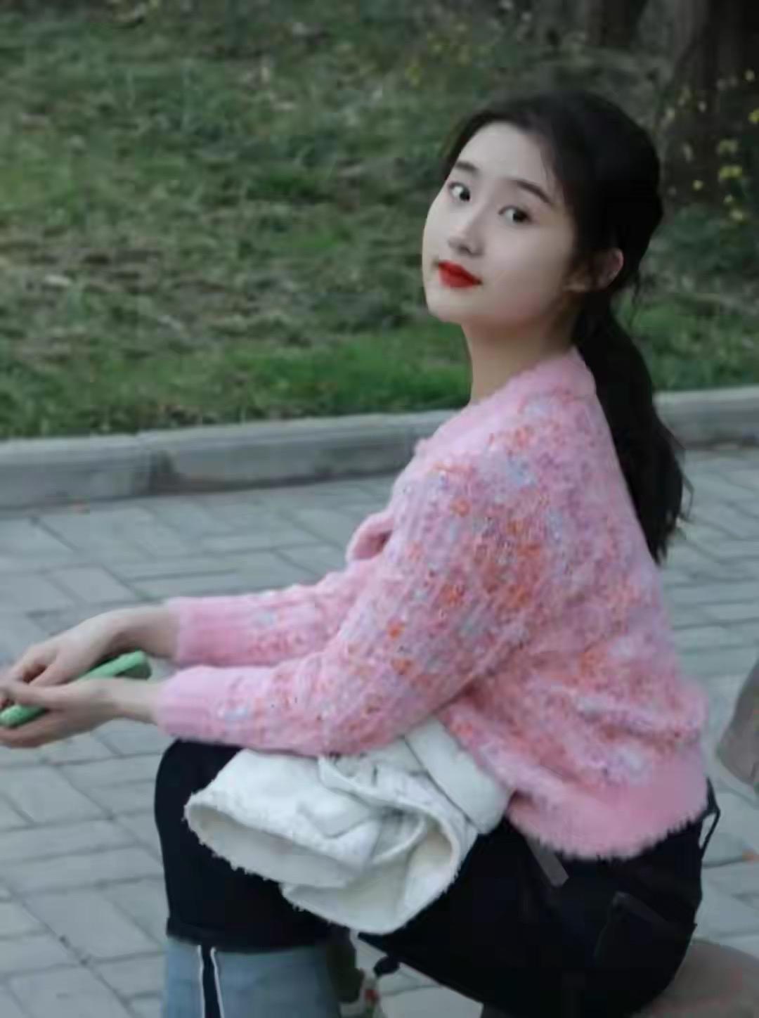 凌晨时分，老公冒着大雨去接女闺蜜，我未加阻拦，第二天他带女闺蜜上门，保姆拦着说太