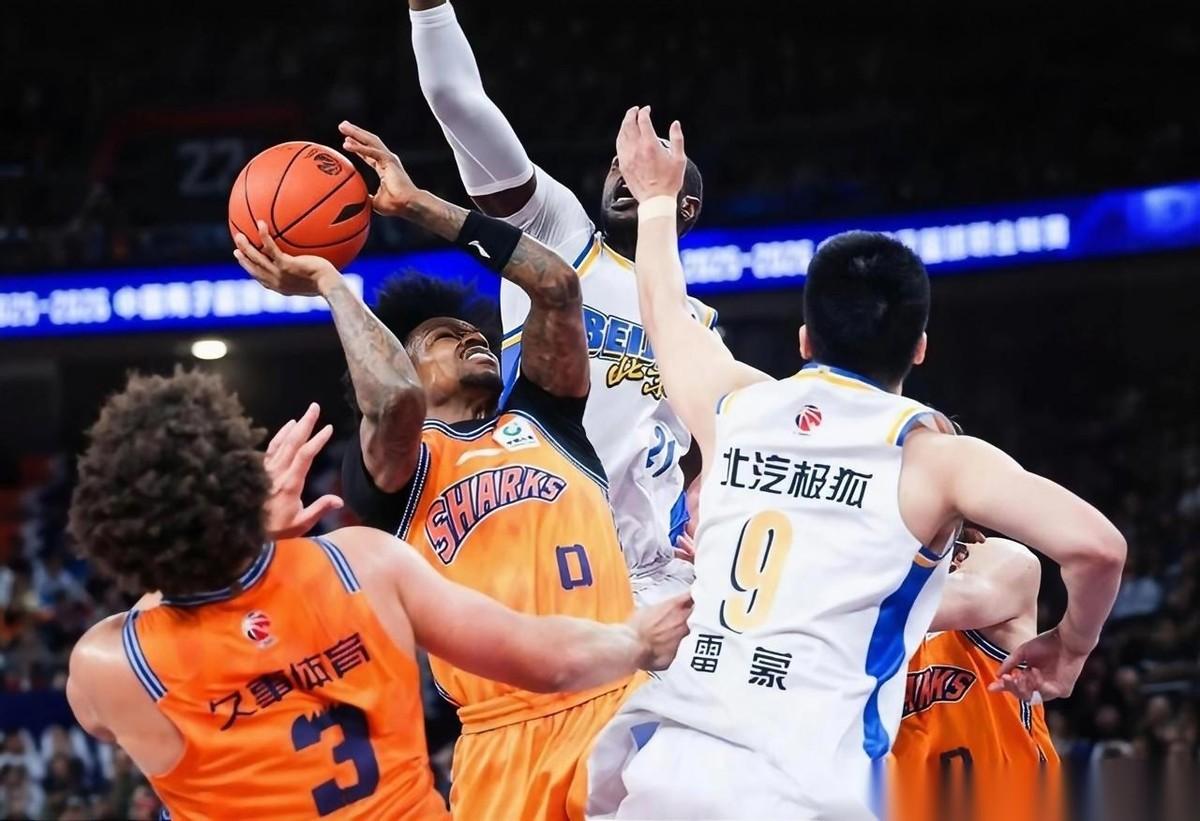 打压深圳、宏远？上海久事目前领先排名第二的浙江广厦3个胜场，剩下的5轮比赛，即