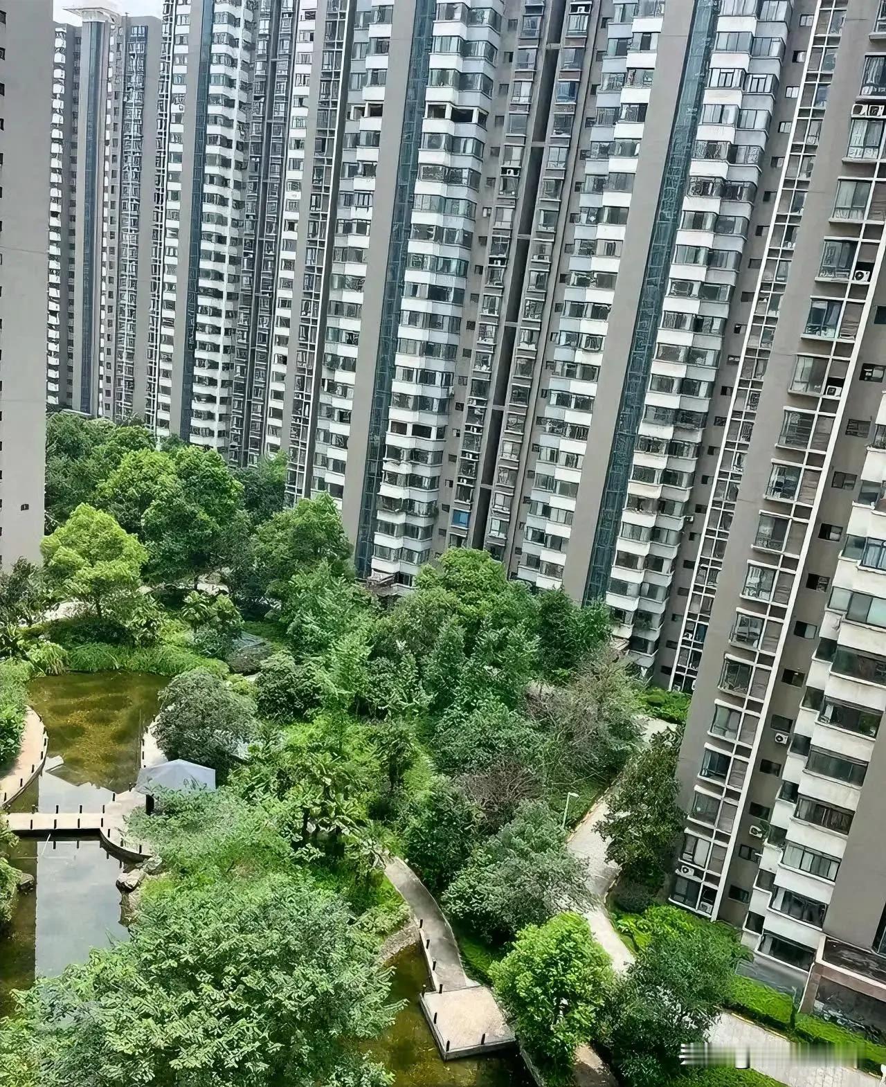 住在湘江世纪城的人真实体验是什么？湘江世纪城号称长沙最大小区，里面住着上万人，