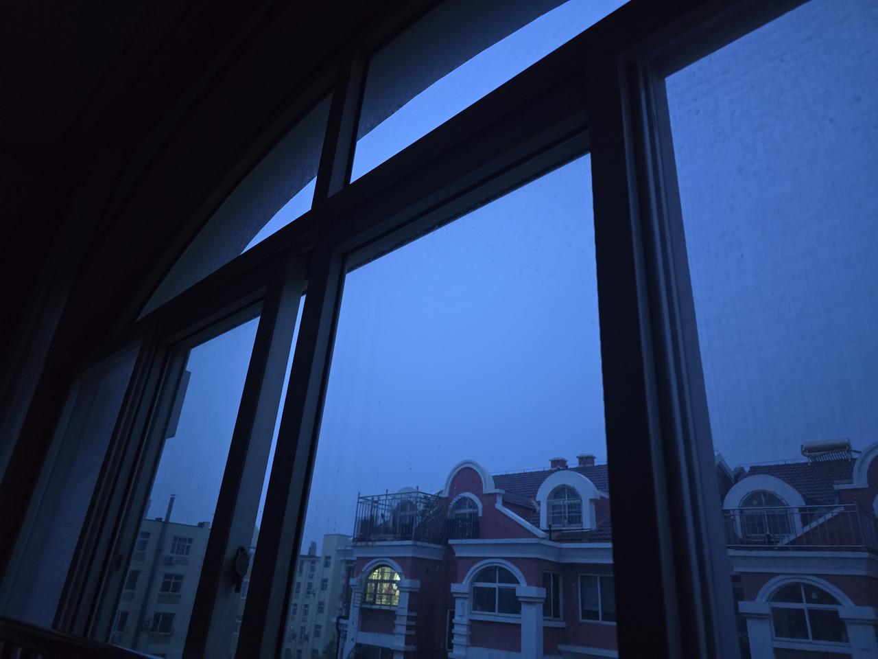王铎：今晨青岛市区秋雨绵绵朋友们，从今天凌晨五点左右，青岛市区喜迎秋雨！这可是