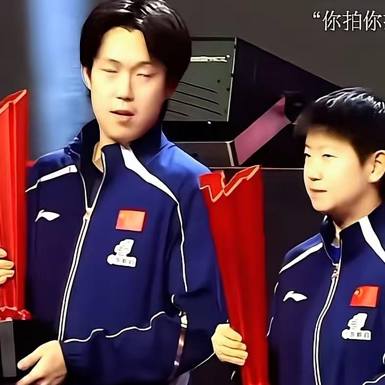 夺冠不到五分钟，王楚钦就在全世界镜头前，当场拒绝了孙颖莎。​​你看孙颖莎死死搂