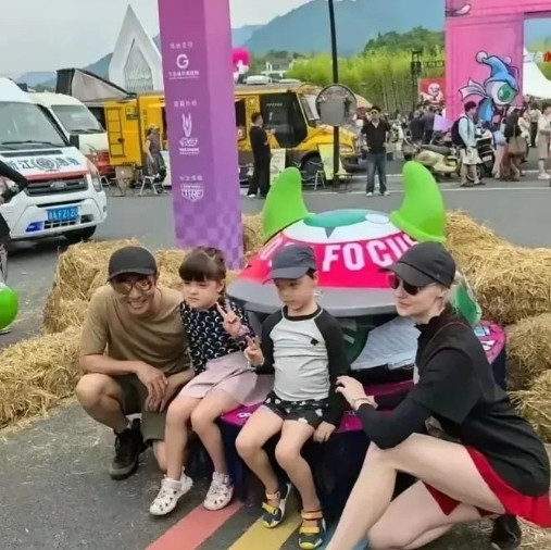 撒贝宁一家去千岛湖过儿童节，老婆李白穿超短裤，一双腿又长又白，一对双胞胎儿女已经