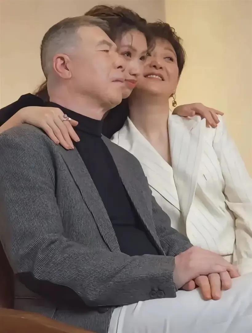 春节之际，冯小刚一家三口拍下温馨全家福。画面里，冯小刚与徐帆尽显岁月沉淀后的沉稳