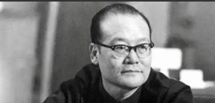 1988年的一个平常日子，纪登奎正坐在家中吃饭，享受着久违的宁静。他已辞去职务，