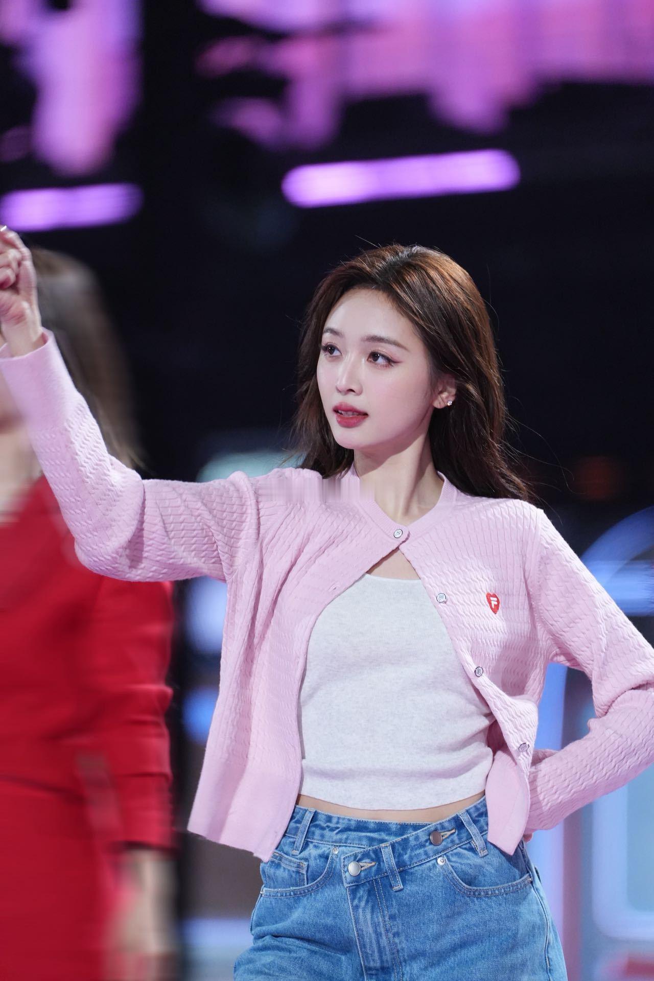 看到吴宣仪的脸可以原谅全世界没有人能拒绝吴宣仪吧！笑起来眉眼弯弯甜度超标，冷脸