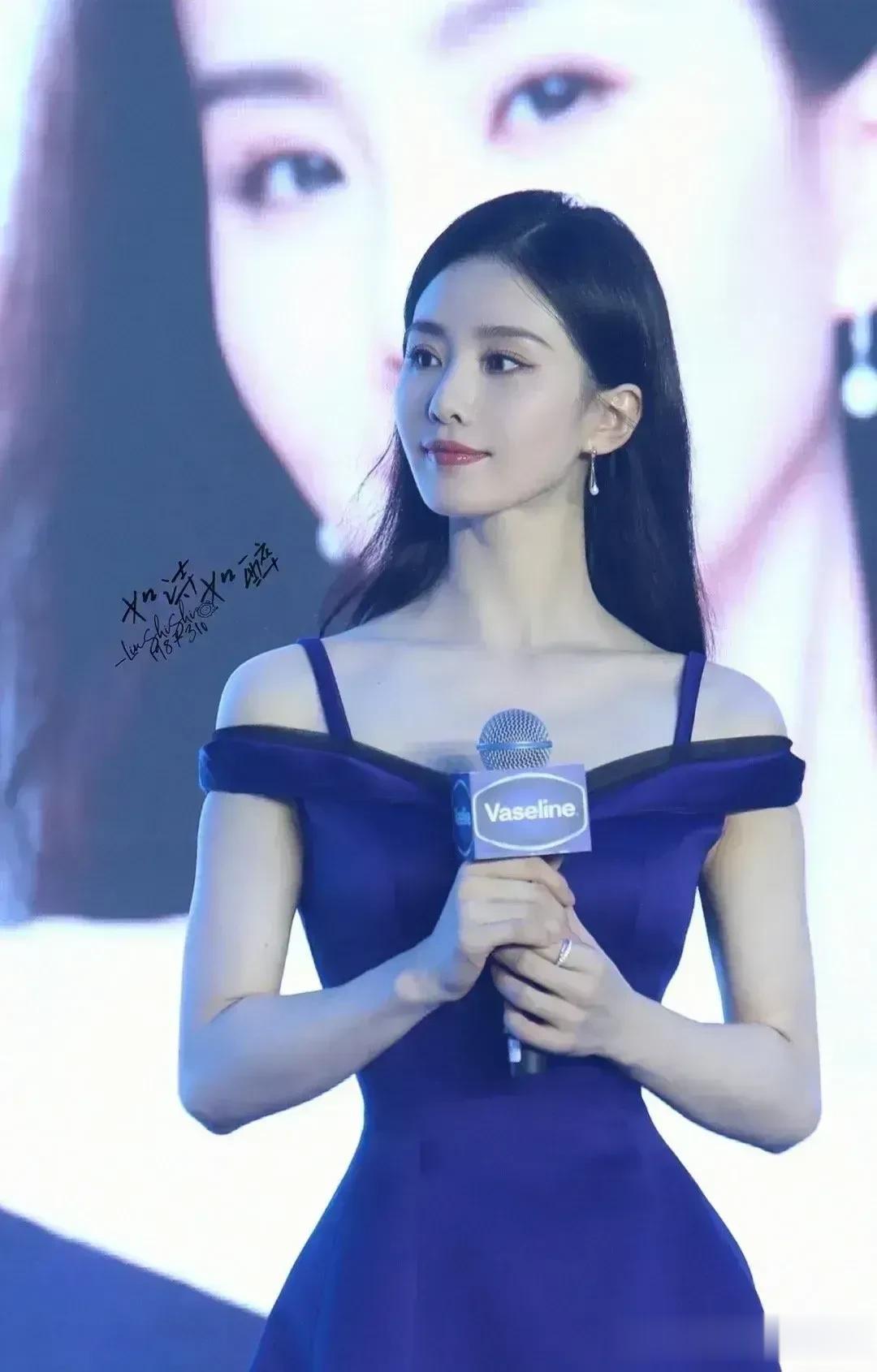 刘诗诗好像变脸了，以前的她是长脸，有一种古典美。现在的人刘诗诗变成了圆脸，而