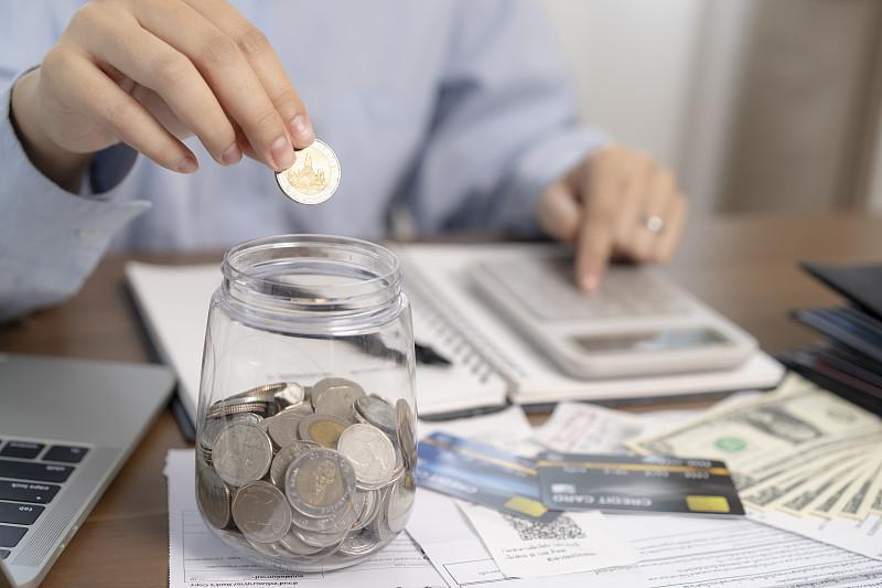 别再乱存钱了！2026年最聪明的活法：手里留够这3笔钱，比啥都强过年跟长辈