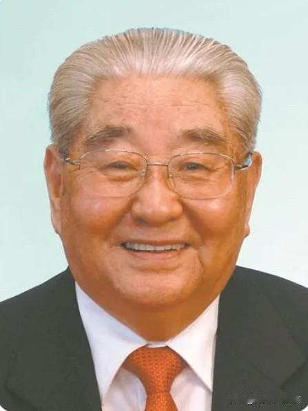 他27岁任滨海县县长。54岁任江苏省委常委、革委会副主任。62岁历任江苏省委书记