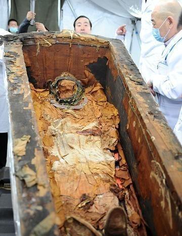 1982年，四川挖出一具遗骸，脚带七八斤大铁链，脚踝钉有四颗大铆钉，此人竟是失踪