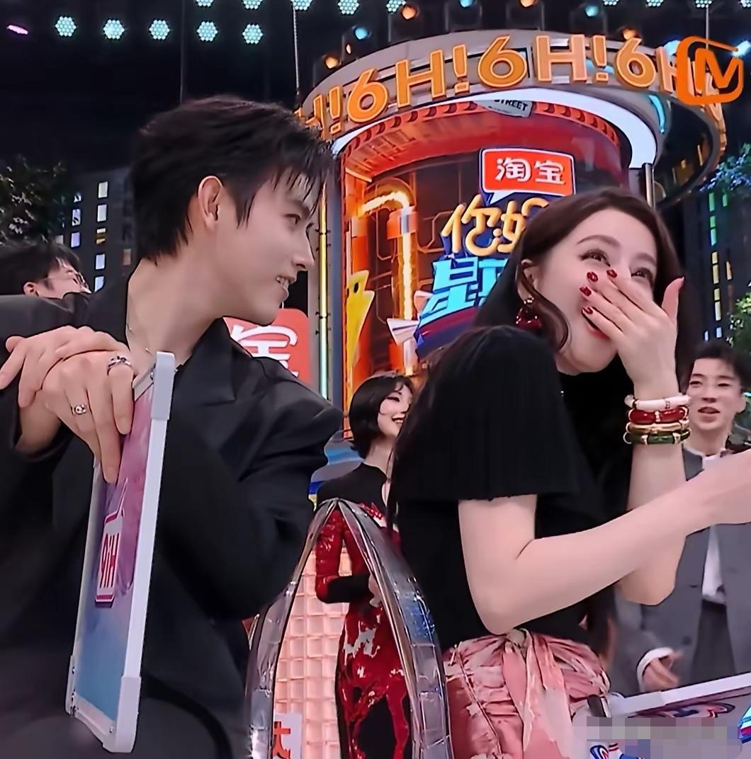 看《你好星期六》这段，属实替热巴捏把汗。何炅明明是让写“迪丽热巴和篮球的共