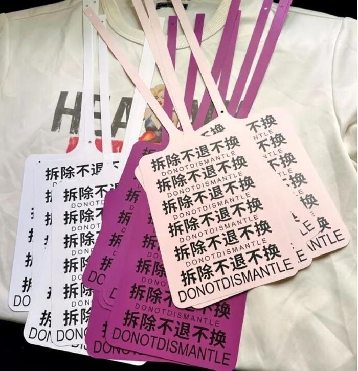 巨型硬纸吊牌引发热议：商业“硬碰硬”能否赢得消费者的心？近日，一则“巨型吊牌